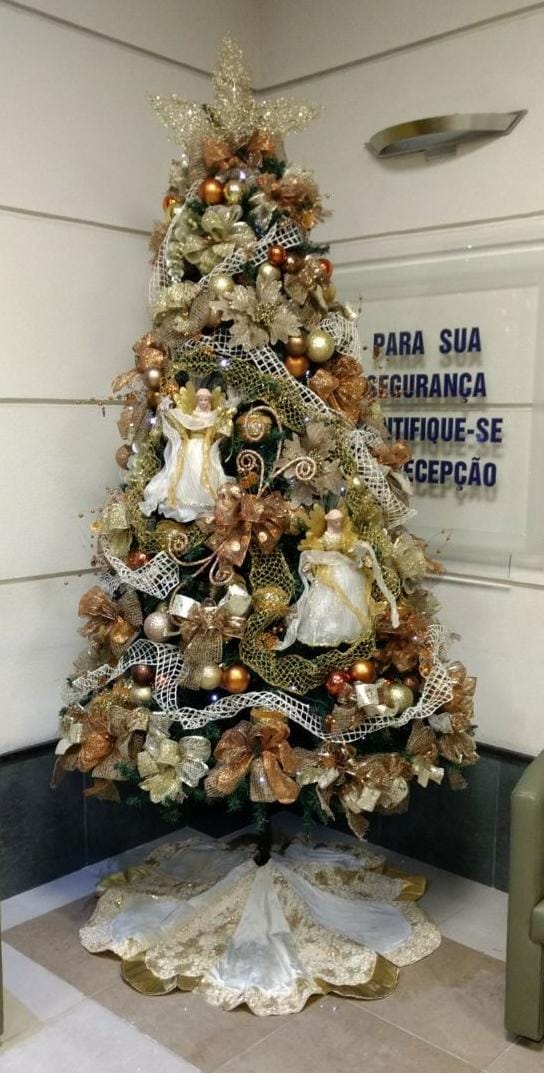 Árvore de Natal e detalhes da recepção.