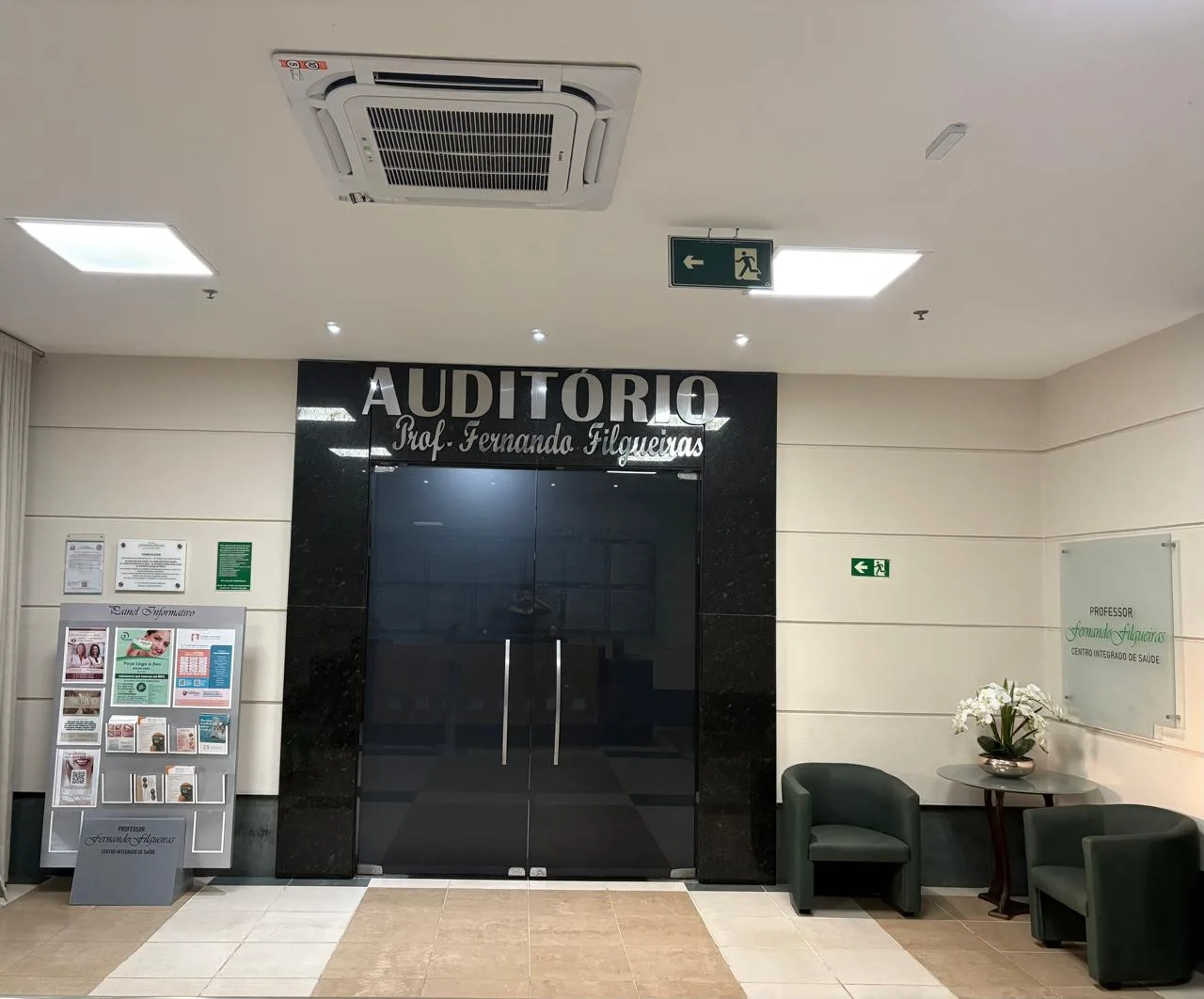 Entrada do Auditório Professor Fernando Filgueiras.