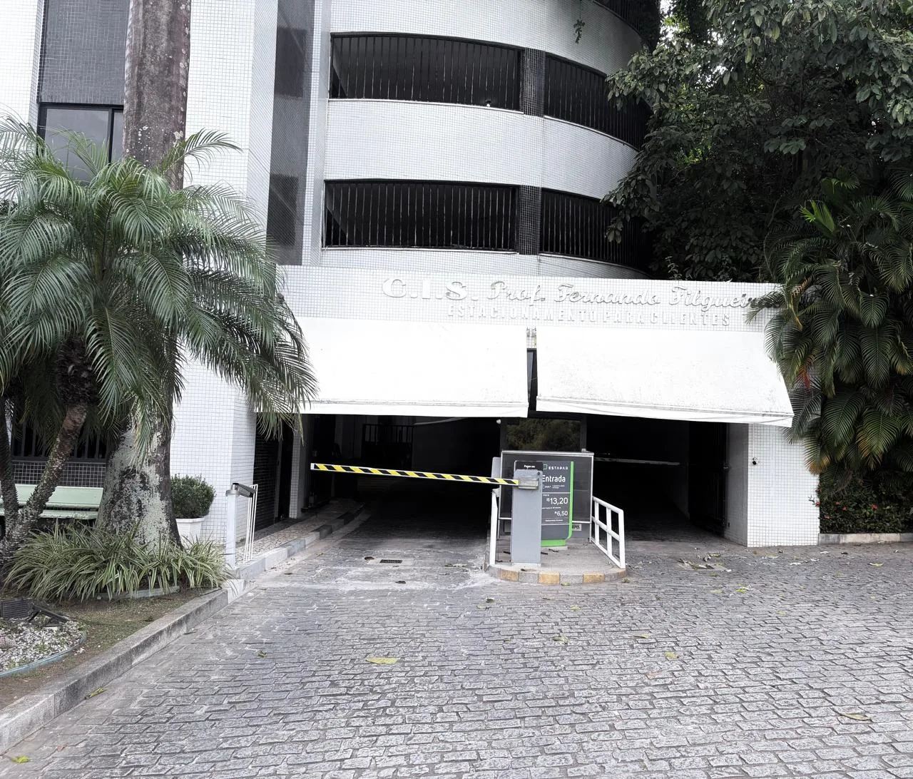 Acesso ao estacionamento do CIS.